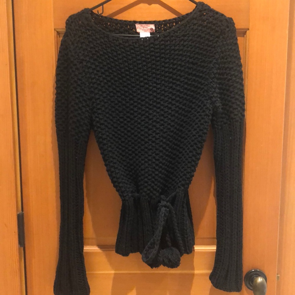 Knit sweater with bottom Pom Pom tie
